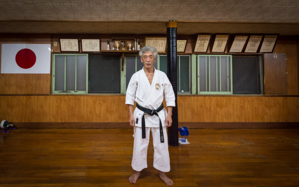 Soke Inoue Yoshimi in his dojo in Tottori